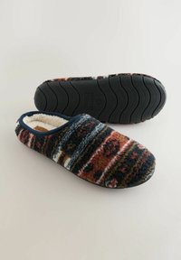 Pantofle potažené vlnou s vzorovaným designem v tmavě modré, červené a krémové barvě, s měkkým vnitřkem a texturovanou gumovou podrážkou pro lepší grip.