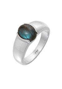 Sterling silver ring med en oval labradoritsten i blå och grå nyanser, slät yta och en modern design med rundade kanter.