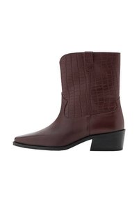Botas de tobillo de cuero burdeos con textura de cocodrilo, punta afilada y tacón medio cuadrado. Acabado suave con detalles de costura.