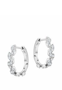 Srebrne kolczyki w kształcie obręczy z zaokrąglonym designem, zdobione wieloma małymi okrągłymi przezroczystymi kamieniami ułożonymi w falisty wzór wzdłuż przedniej krawędzi.