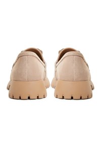 Vaaleanbeige-suede-kengät, joissa on pyöreä kärki, pehmustettu kanta ja paksu, kuvioitu kumipohja, jossa on ainutlaatuinen uramalli.