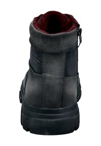 Dunkelgrauer Wildlederstiefeletten mit dickem schwarzem Sohlenrand, dunkelrotem Stofffutter und seitlichem Reißverschluss, von hinten betrachtet.