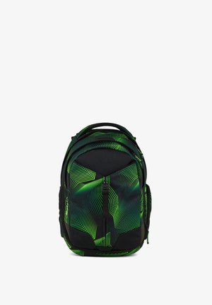 Zaino nero con motivo geometrico verde, dotato di spallacci imbottiti, tasche con zip e una base rinforzata per la durata.