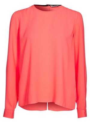 Blouse corail rose à manches longues avec un col rond, des poignets boutonnés et une petite fente arrière à l'ourlet.