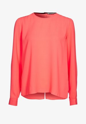 Blusa rosa corallo a maniche lunghe con scollo rotondo, polsini con bottoni e una piccola apertura posteriore all'orlo.