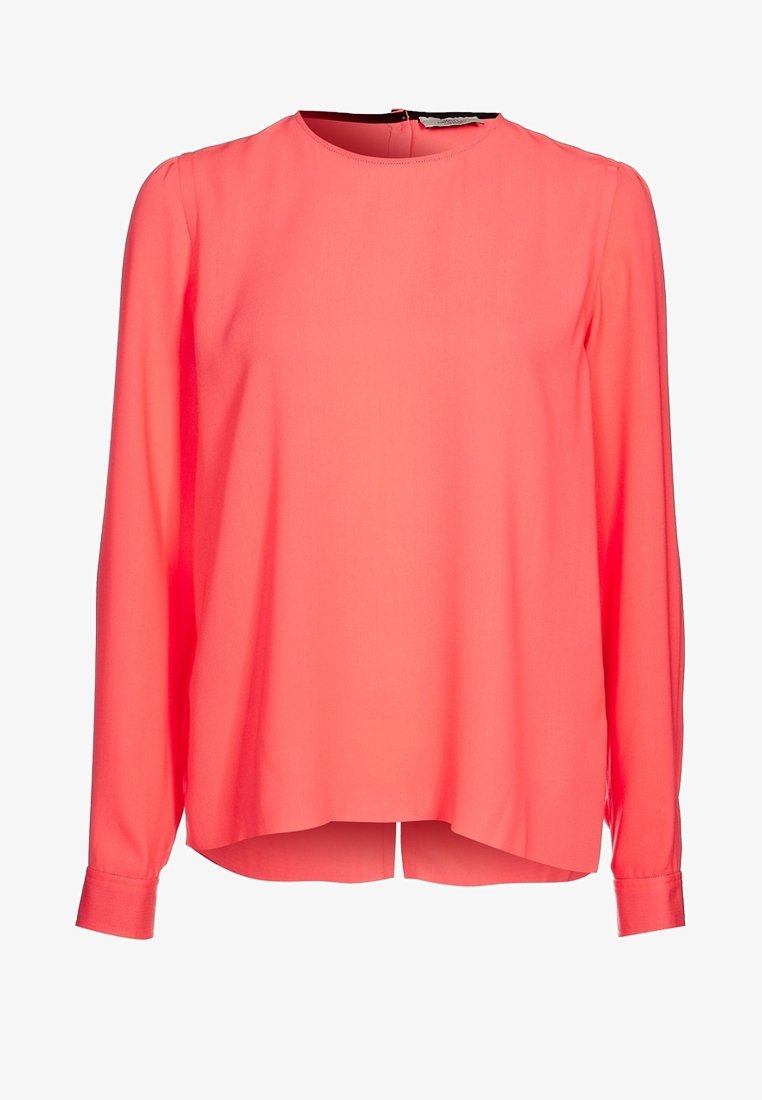 Blouse corail rose à manches longues avec un col rond, des poignets boutonnés et une petite fente arrière à l'ourlet.