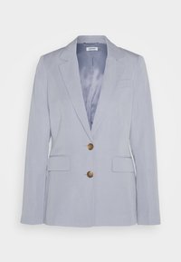 Jasnoniebieska marynarka z rewersem, jednorzędowym zapięciem, dwoma przednimi kieszeniami i dwoma okrągłymi guzikami. Gładka podszewka wewnętrzna.