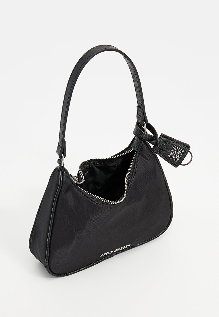 Sac à main en nylon noir avec une forme incurvée, fermeture éclair argentée et anse réglable. Comprend une petite étiquette porte-clés avec un détail de logo.