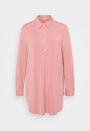 Camisa rosa de manga longa com colarinho, pala com botões e punhos com aba enrolável. Tecido suave e leve com um ajuste relaxado e oversized.