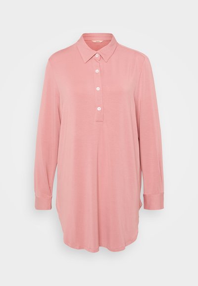 Ροζ μακρυμάνικη μπλούζα με γιακά, κουμπωτή πατιλέτα και μανσέτες με ρολά. Απαλή, ελαφριά ύφανση με χαλαρή,Oversized εφαρμογή.