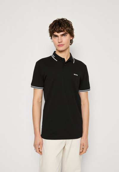Polo noir en coton, avec des accents rayés blancs sur le col et les manches, et un petit logo "BOSS" sur la poitrine.