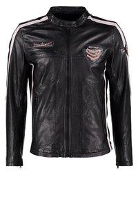 Sort læderjakke med hvide striber, lynlåslukning, flere patches og to sidelommer. Har en lige krave og et tætsiddende design.