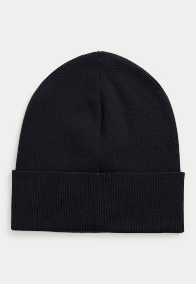 Svart strikket lue med myk tekstur, med ribbestrikket mansjett nederst og glatt toppdel, designet for en tett passform.