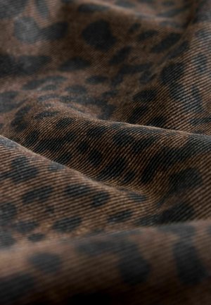 Material de culoare maro cu un model de imprimeu de leopard în negru, arătând o suprafață texturată, țesută, cu pliuri și curbe vizibile.
