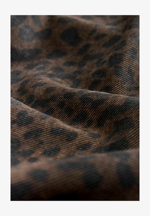 Brauner Stoff mit einem Leopardenmuster in Schwarz, der eine strukturierte, gewebte Oberfläche mit sichtbaren Falten und Kurven zeigt.