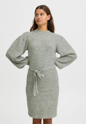 Strickkleid in Hellgrau mit hohem Kragen, Puffärmeln und einem Taillengurt. Strukturierter Stoff mit Rippendetails überall.