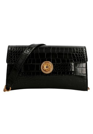 Schwarze Clutch aus krokodilstrukturiertem Leder mit einem goldfarbenen dekorativen runden Verschluss und passendem Schulterriemen.