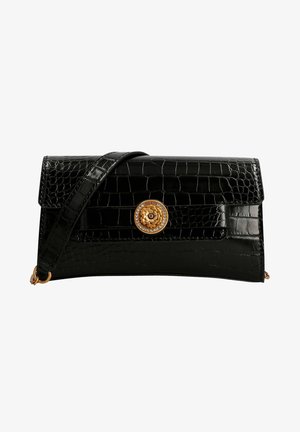 Schwarze Clutch aus krokodilstrukturiertem Leder mit einem goldfarbenen dekorativen runden Verschluss und passendem Schulterriemen.