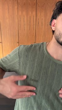 Vihreä röyhelöity crew neck -t-paita, joka on valmistettu pystysyvästä kankaasta; brodeerattu logo vasemmalla puolella rintaa; lyhyet hihat.