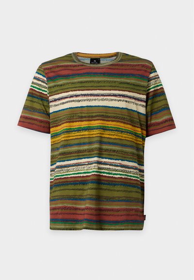 Κοντομάνικο T-shirt με στρογγυλή λαιμόκοψη και οριζόντιο πολύχρωμο ριγέ μοτίβο σε πράσινους, καφέ, κίτρινους, μπλε και λευκούς τόνους σε μονόχρωμο φόντο.
