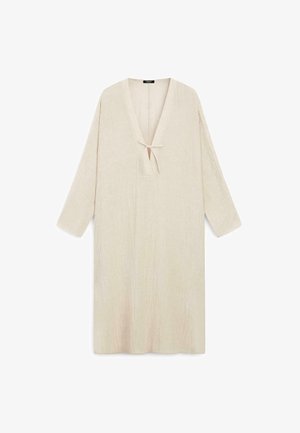 Langes beiges Leinenkleid mit langen Ärmeln, V-Ausschnitt und kleinem Bindeband am Brustbereich, flach auf weißem Hintergrund dargestellt.