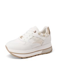 Sneakers bianchi in pelle con pannello laterale testurizzato, accenti dorati e suola piatta spessa. Design con lacci e occhielli rotondi.