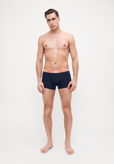 Herre navy boxer briefs med kontrastierende orange elastisk talje bånd med logo; glat stof, tætsiddende design til at øge komfort og støtte.