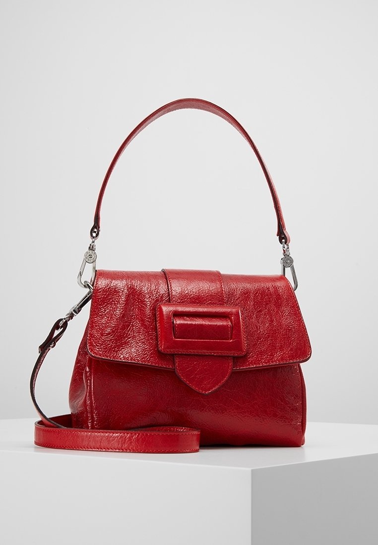 Sac à main en cuir rouge avec une finition texturée, un rabat rectangulaire, une grande boucle rectangulaire et une bandoulière réglable.