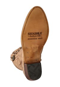 Suède laarszool met een tan lederen oppervlak, voorzien van gegraveerde teksten "SENDRA" en "GOODYEAR WELT", ronde neus en decoratieve zijkanten.