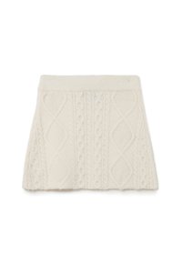 Jupe mini en laine couleur crème avec un motif en tricot cablé texturé et une taille côtelée. L'ourlet est légèrement évasé et lisse.