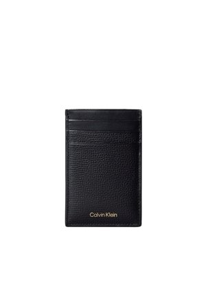 Porte-cartes en cuir noir Calvin Klein avec surface texturée et plusieurs emplacements pour cartes, avec nom de marque embossé en or.