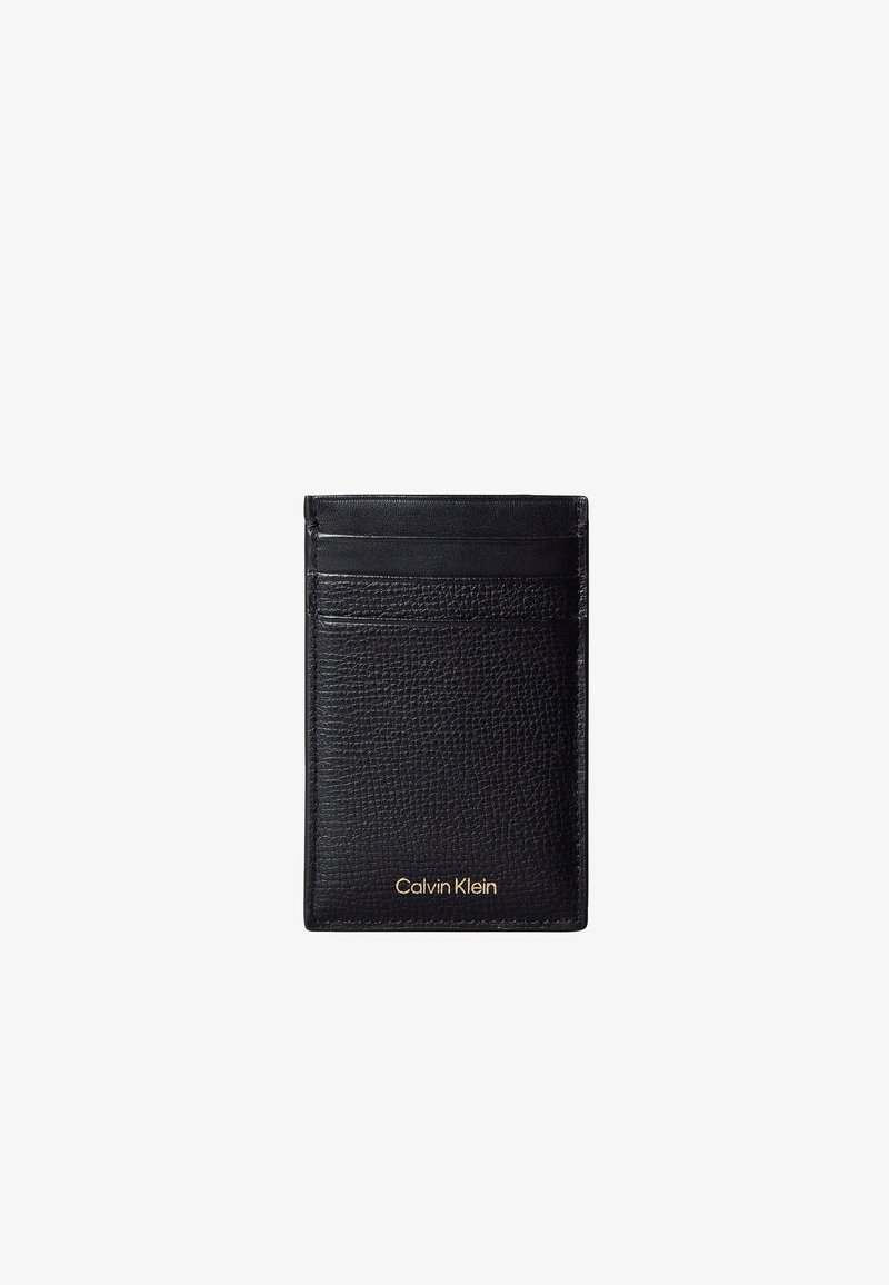 Porte-cartes en cuir noir Calvin Klein avec surface texturée et plusieurs emplacements pour cartes, avec nom de marque embossé en or.