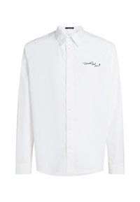 Camisa blanca de manga larga abotonada de algodón con cuello puntiagudo y logo bordado en negro en el lado izquierdo del pecho. Textura suave.