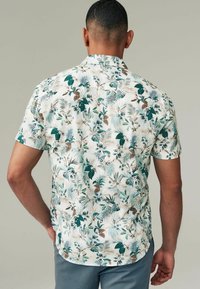 Next PRINTED SHORT SLEEVE - REGULAR FIT - Marškiniai - neutral brown hawaiian