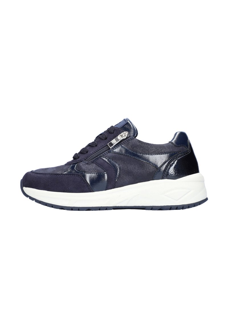Navyblauwe sneakers van een combinatie van suede en lakleer, met een zijrits en een dikke witte tussenzool voor demping.