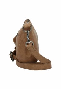 Tawny leren schoudertas met een afgeronde vorm, voorzien van zilveren hardware, een afneembare riem en zichtbare stiksels.