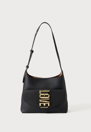 Sac à épaule noir avec une sangle réglable et un logo métallique doré "LOVE" sur le rabat avant, de la marque Love Moschino.