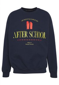 Felpa blu navy con collo rotondo, caratterizzata da testo audace in giallo e rosso: "ART FACULTY CLASS OF 2019 AFTER SCHOOL", con dettagli di stelle e logo.
