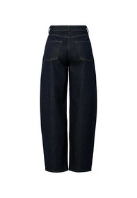 Tumši zili platajā stila džinsi ar augstu jostasvietu, divām aizmugurējām kabatām un kontrastējošiem diegiem. Auduma struktūra ir denims ar izturīgu finišu.