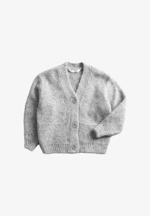 Hellgrau gestrickte Strickjacke mit drei Knöpfen und langen Ärmeln, auf einem weißen Hintergrund flach ausgelegt.