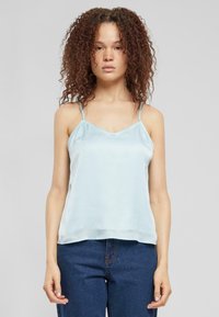 Camisole satin de culoare albastru deschis, cu bretele subțiri și ajustabile, având un decolteu în V, cu o textură netedă și o margine dreaptă.