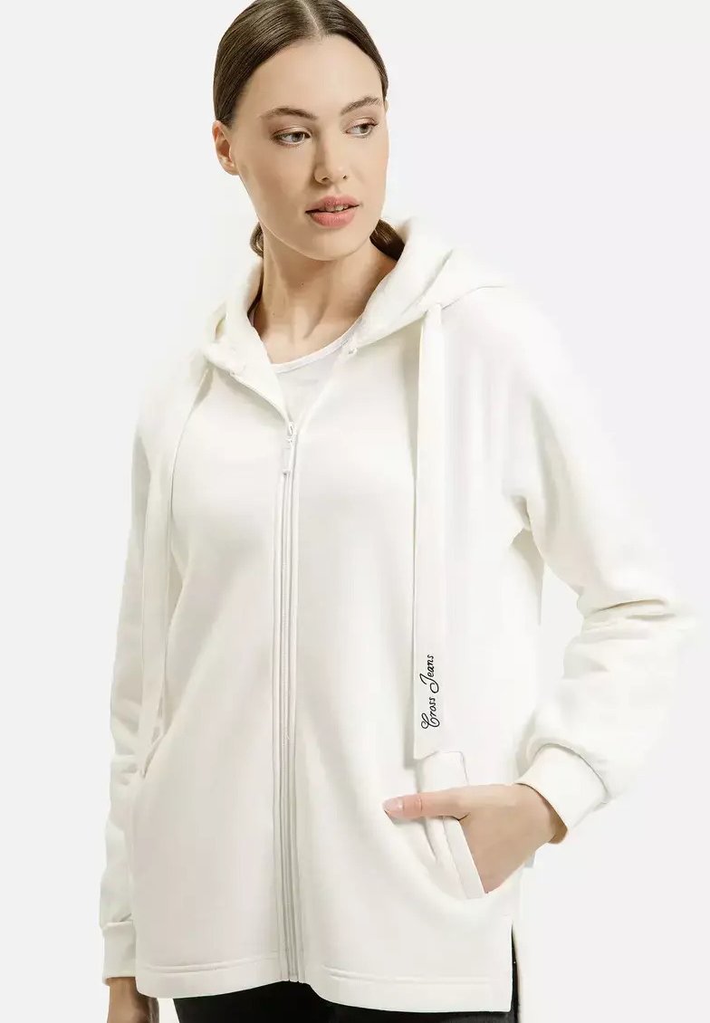 Biały rozpinany hoodie z kapturem, bocznymi kieszeniami i akcentem logo z przodu. Miękka tkanina z prążkowanymi mankietami i luźnym krojem.