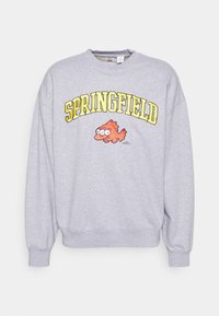 Sweat-shirt gris avec un poisson rouge dessiné et le texte "SPRINGFIELD" en jaune. Il possède un col rond et des poignets côtelés. Matière en mélange de coton.