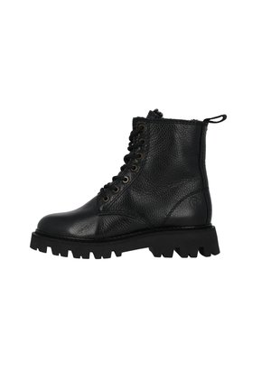 Schwarze Leder Schnürboots mit strukturierter Oberfläche, robuster Gummisohle und ausgeprägtem Profil. Verfügt über Metallösen und eine Zuglasche.