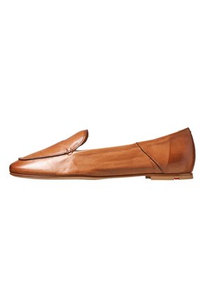 Tan læder loafers med en glat finish, rund tå og syede detaljer på overdelen. Minimalistisk design, flad sål, ingen synlige metaldele.