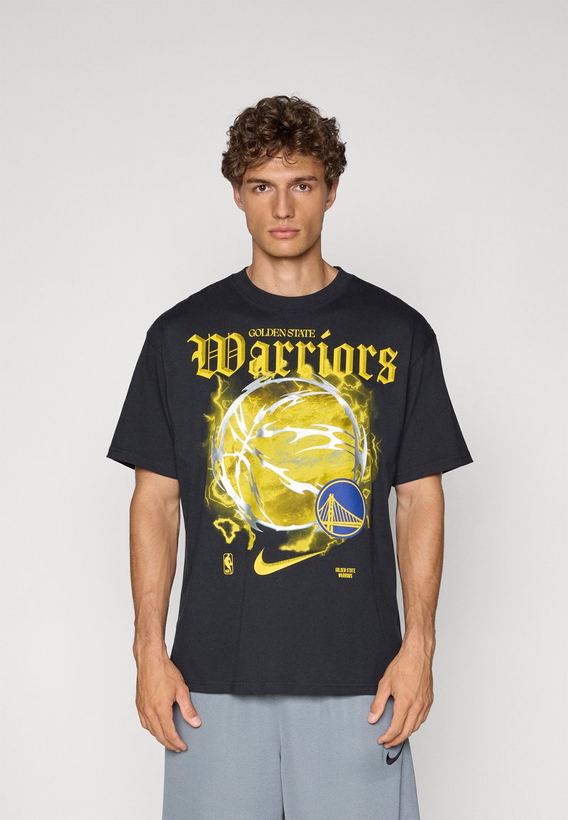Sort cotton t-shirt med "Golden State Warriors" tekst i gul, basketball grafik og logo. Rund halsudskæring og korte ærmer.