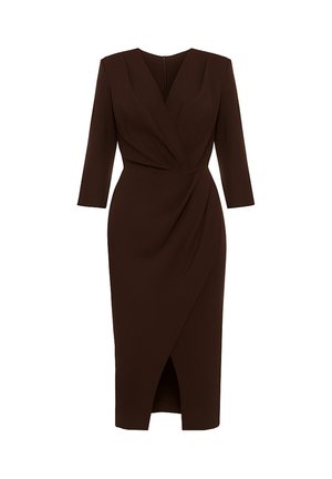 Brązowa sukienka kopertowa z rękawami do połowy łokcia, dekoltem w serek, bocznym marszczeniem i rozcięciem na kolanie przy dolnym brzegu. Gładka faktura.
