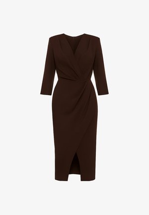 Brązowa sukienka kopertowa z rękawami do połowy łokcia, dekoltem w serek, bocznym marszczeniem i rozcięciem na kolanie przy dolnym brzegu. Gładka faktura.