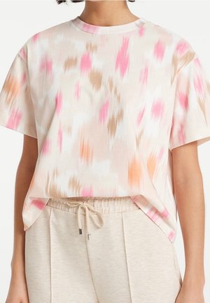 T-shirt à manches courtes en tissu léger avec un motif abstrait rose, beige et orange. Col rond, coupe décontractée, base arrondie.