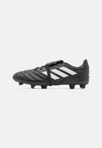 Scarpa da calcio nera con tomaia in pelle texture, design a tre strisce bianche e lacci neri. Ha tacchetti modellati per una maggiore trazione.